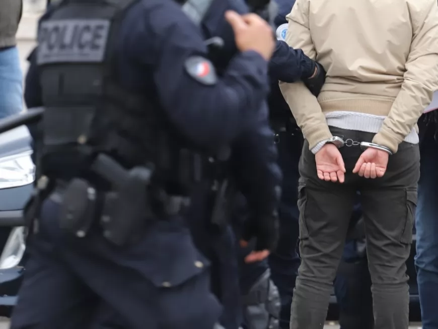 Lyon : arrêtés parce qu’ils commandent à manger avec un portable volé