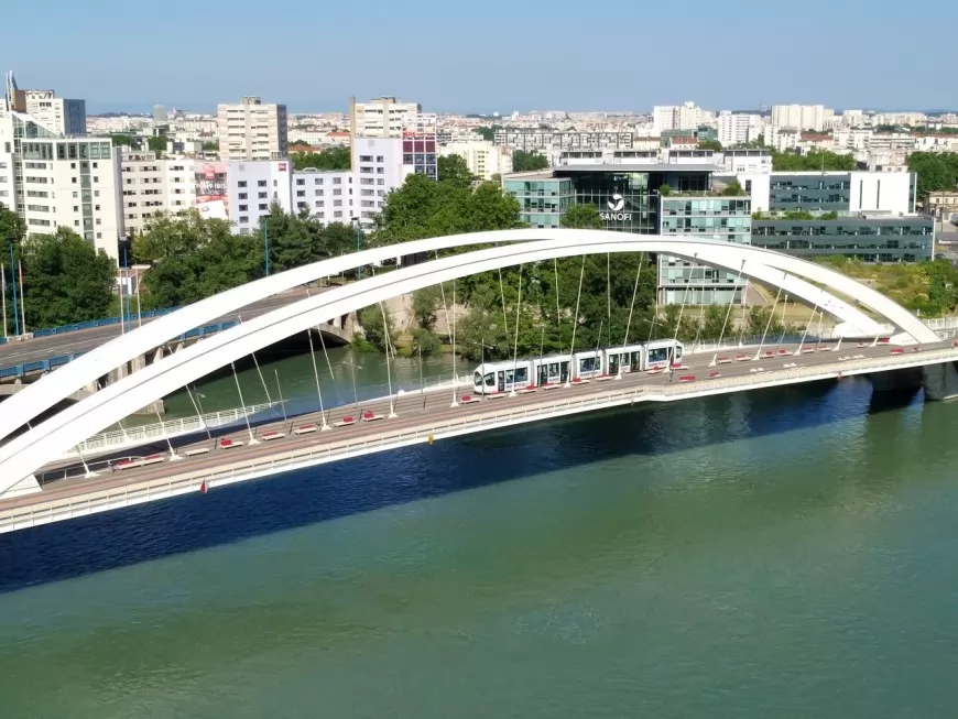 Affaire Raymond-Barre : le pont à son nom doit-il être débaptisé ?