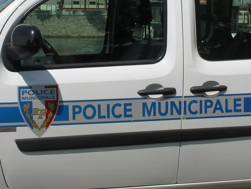 Villefranche-sur-Saône : il fait des dérapages au frein à main et atterrit dans une voiture de police