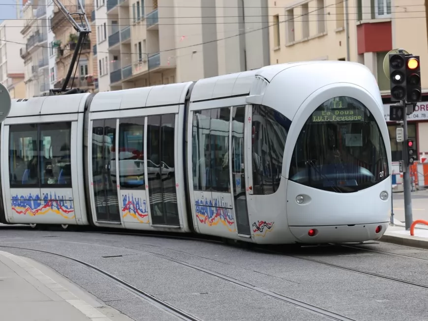 Lyon : il ennuie une femme dans le tramway puis sort un cutter pour repousser ceux qui s’interposent