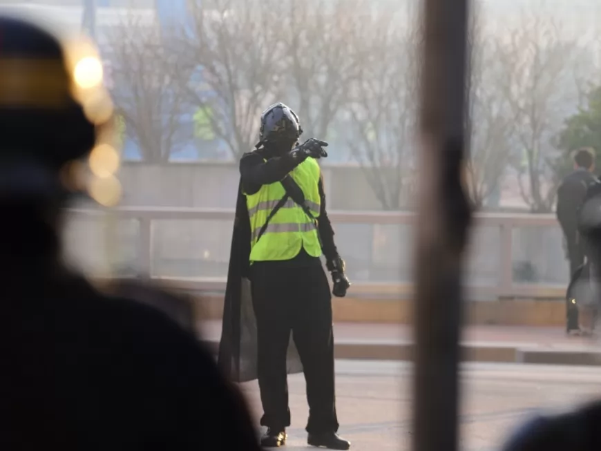Gilets jaunes : trois condamnations après les violences de samedi à Lyon