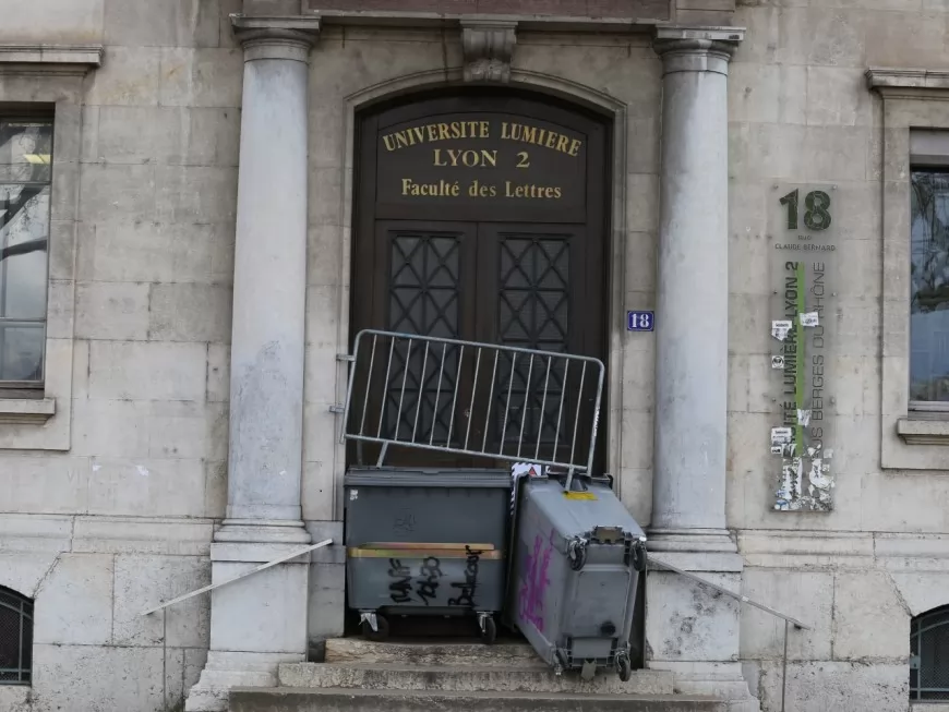 Lyon 2 : le blocage suspendu après la chute d'un étudiant gréviste