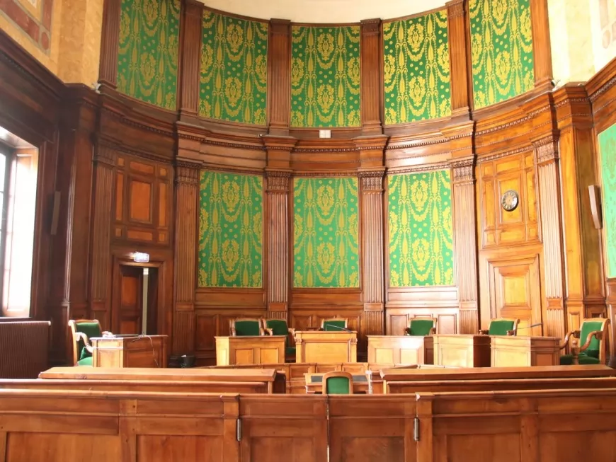 Lyon : le mineur blesse un policier et insulte les juges à l’énoncé d’un procès