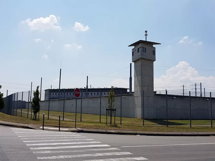 Prison de Lyon-Corbas : "Obligés de se faire projeter des flacons de gel hydroalcoolique"