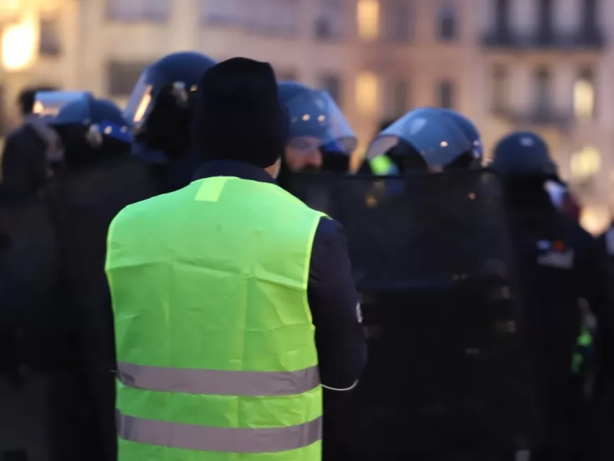 Lyon : un gilet jaune interpellé se venge et écrit "ACAB" sur un commissariat, il est de nouveau arrêté
