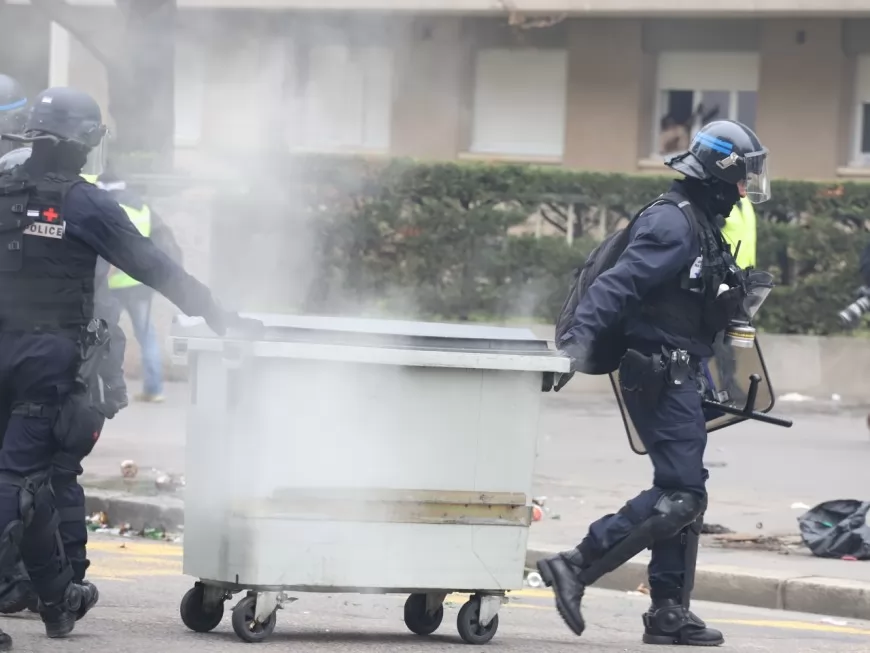 Rillieux-la-Pape : une vingtaine de jeunes sème la pagaille et attend la police avec des projectiles