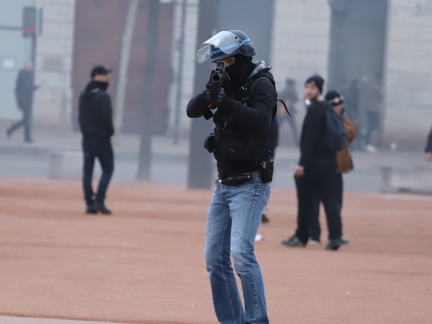 Lyon : les policiers accus&eacute;s d'avoir bless&eacute; un lyc&eacute;en au visage avec un tir de LBD