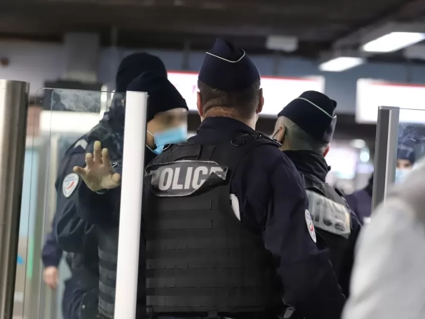 Lyon : agressé dans le métro, un policier en civil dégaine son arme