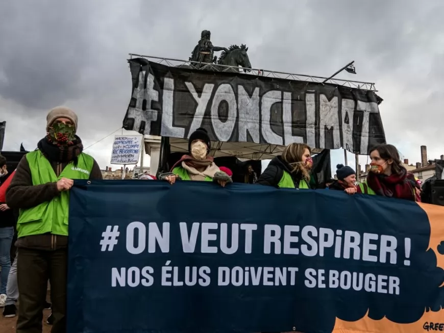 Lyon : 5000 personnes ont formé la chaîne humaine contre la pollution