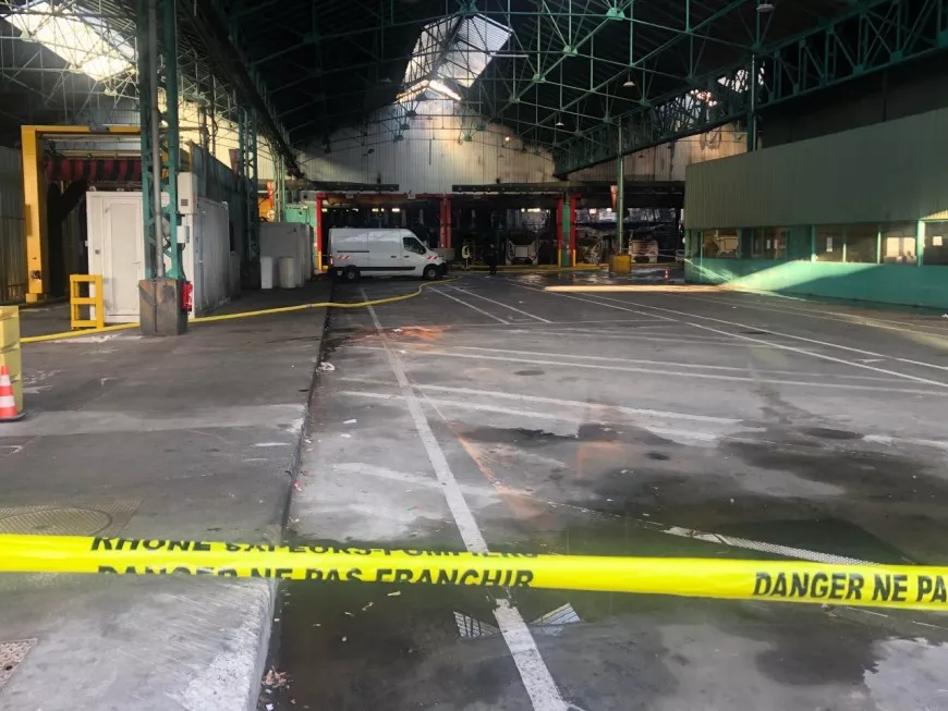 Lyon : douze bus TCL détruits dans l’incendie d’un entrepôt à Vaise