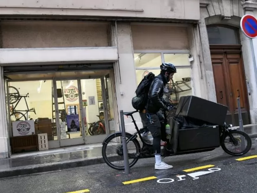 Lyon : les écologistes inaugurent la première aire de livraison vélo-cargo de France