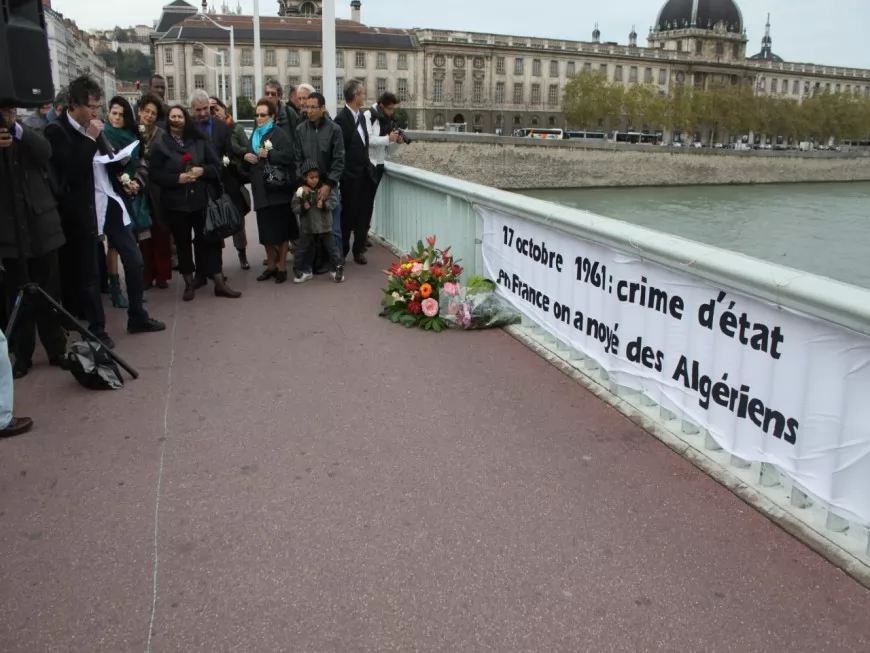 Une gerbe de fleurs jetée dans le Rhône en hommage aux Algériens tués en 61