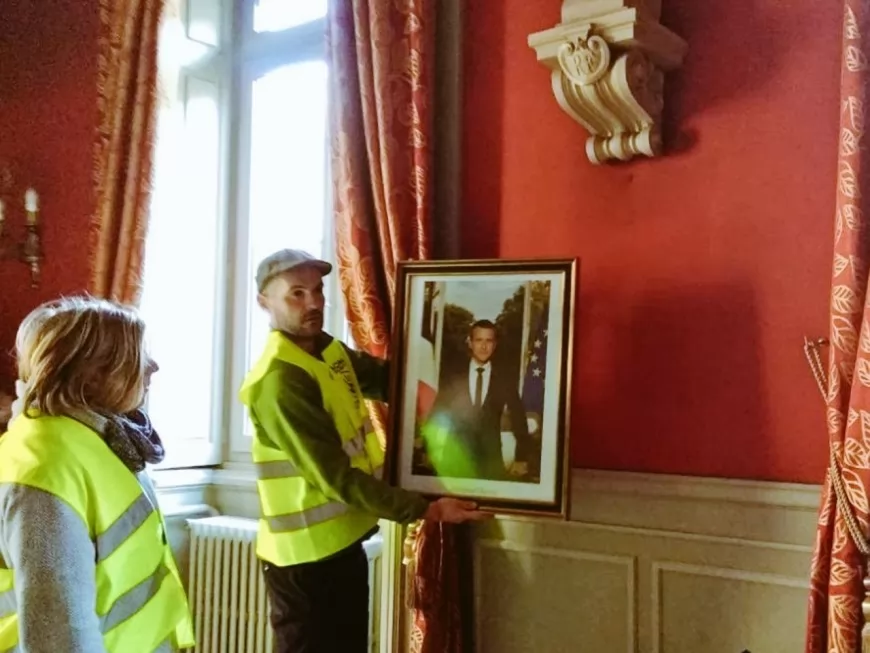 Lyon : le portrait d'Emmanuel Macron volé à la mairie du 2e arrondissement