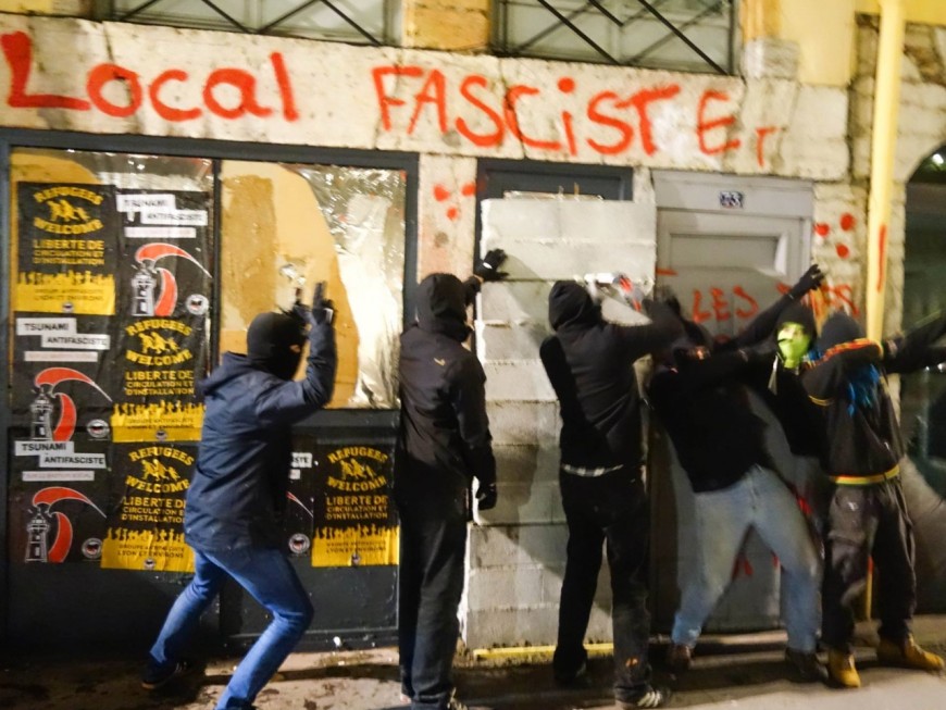 Lyon : le Pavillon Noir du Bastion Social emmur&eacute; par des opposants