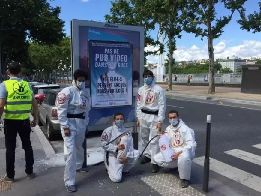 Nouvelle action des militants anti-pub à Lyon