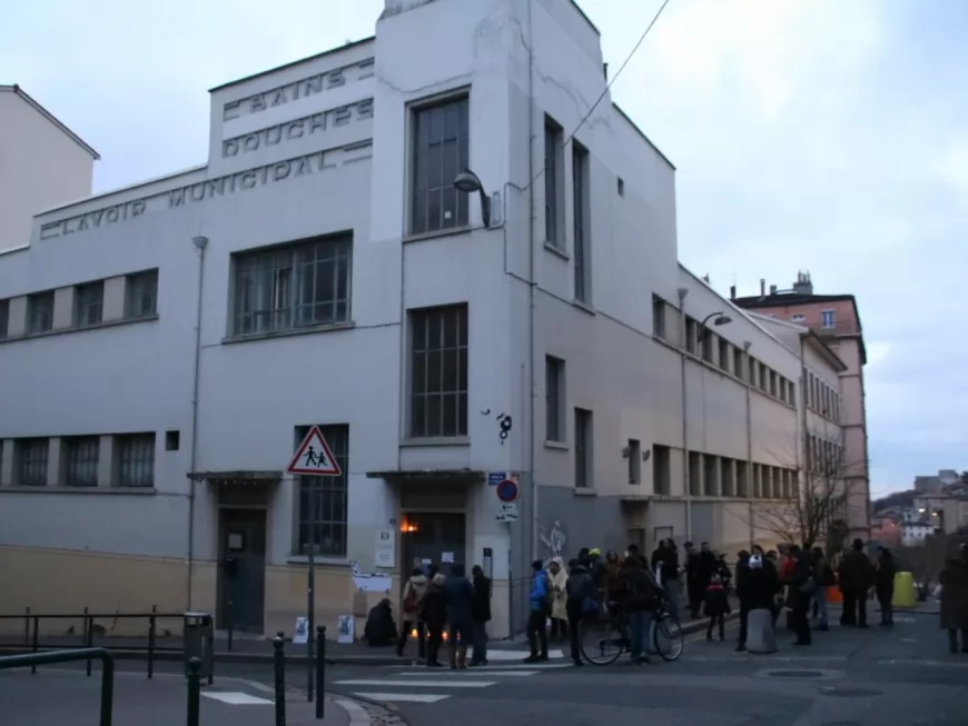 Lyon : une cinquantaine de personnes mobilisées contre la fermeture des bains douches