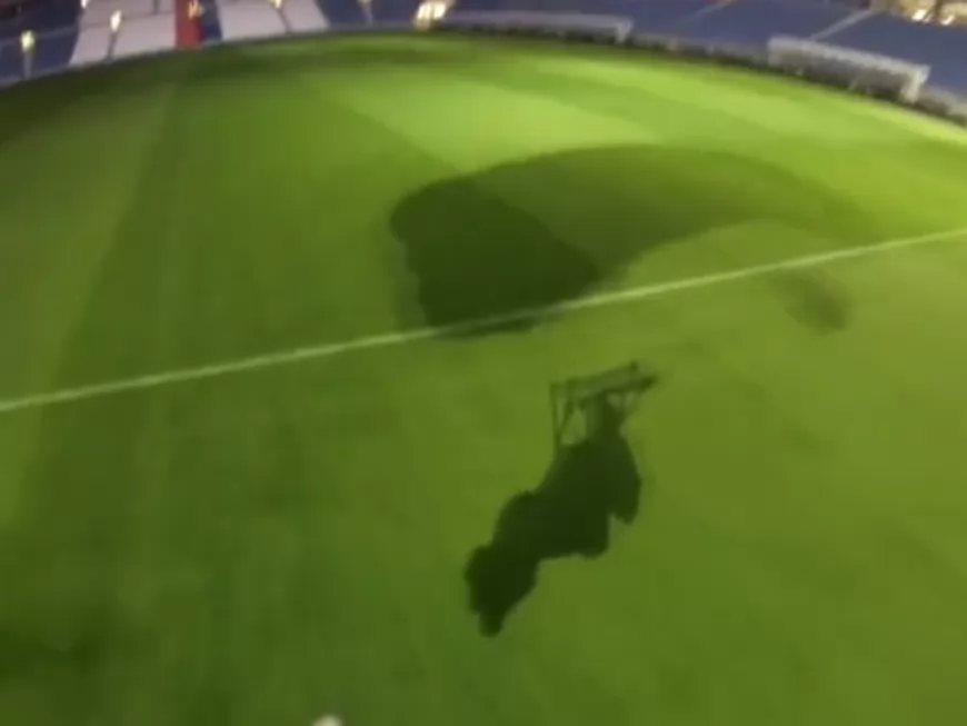 Base-jump : il saute du haut du Grand Stade de l’OL et atterrit sur la pelouse ! (VIDEO)