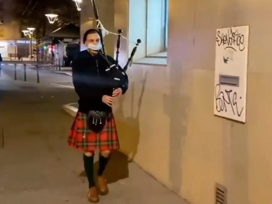 Lyon : un homme joue de la cornemuse dans la rue pour annoncer l'heure du couvre-feu