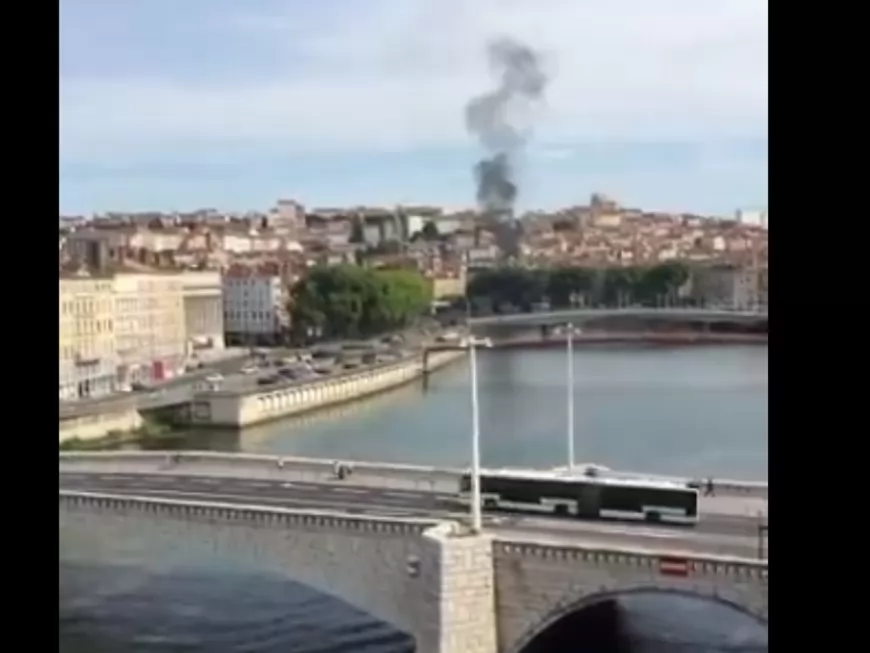 Une épaisse fumée noire repérée au-dessus de Lyon ce mardi