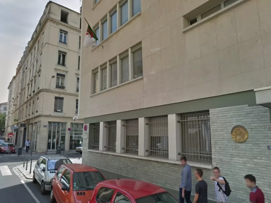 "Dehors arabes" : un ancien policier avait tagué le consulat d'Algérie à Lyon