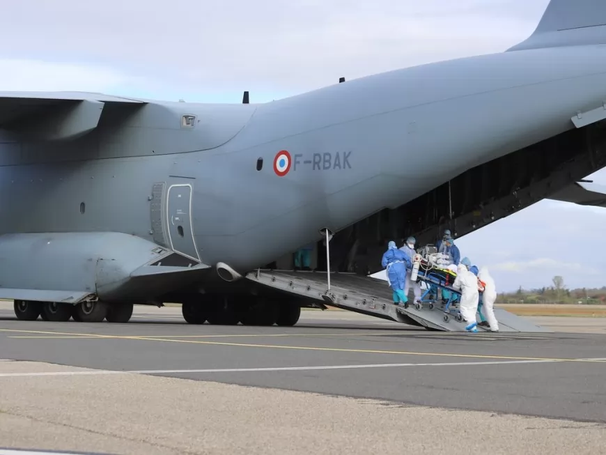 Covid-19 : quatre patients du Rhône transférés par avion militaire vers Paris