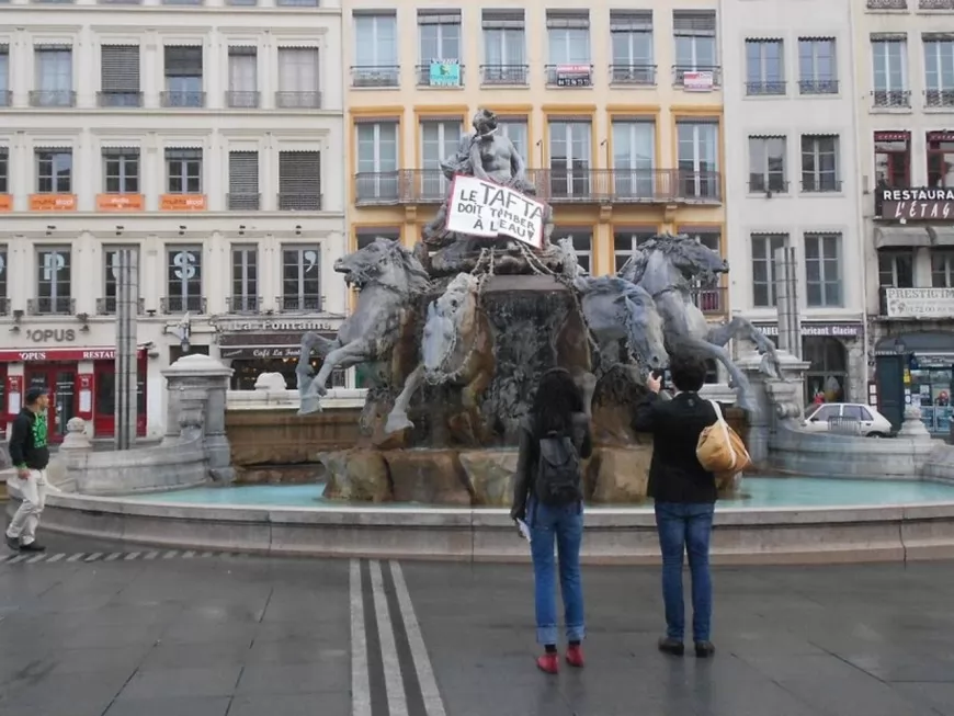 Lyon : des lieux symboliques recouverts de panneaux anti-TAFTA