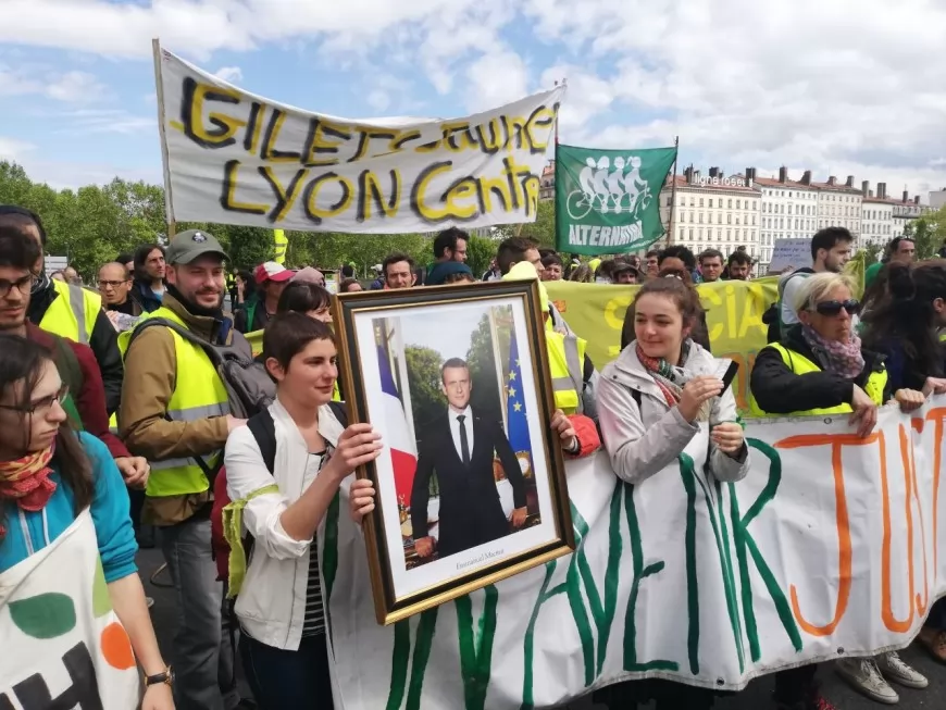Lyon : le portrait d’Emmanuel Macron dérobé en mairie du 2e exhibé ce samedi