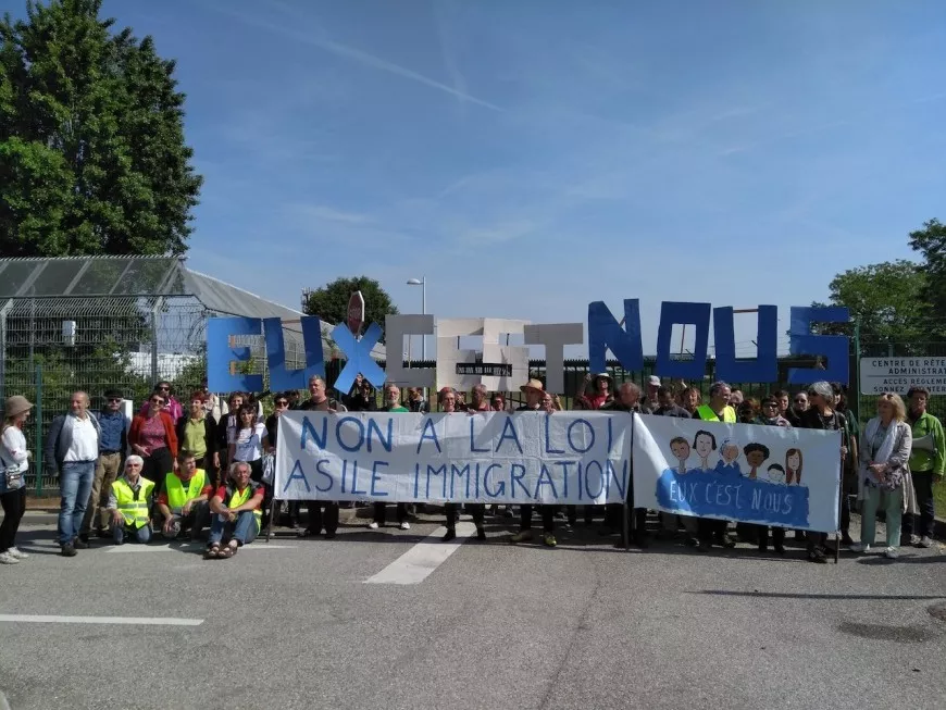Blocage au centre de r&eacute;tention de Lyon pour lutter contre la loi asile et immigration