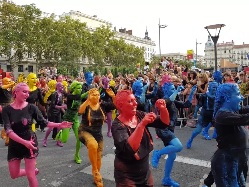 230 000 spectateurs dans les rues de Lyon pour le défilé de la biennale de la danse