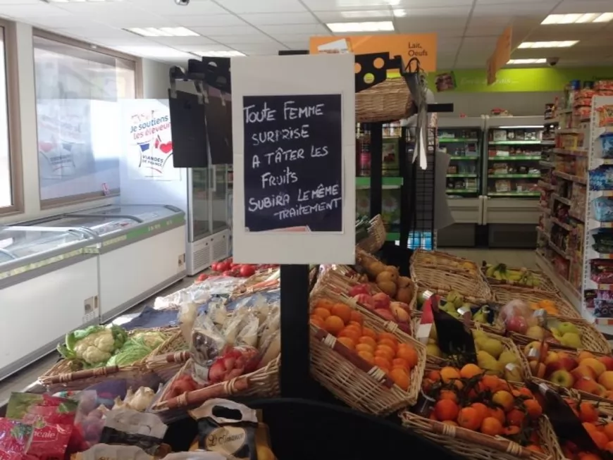 "Toute femme surprise à tâter les fruits subira le même traitement" : polémique dans une enseigne du Rhône
