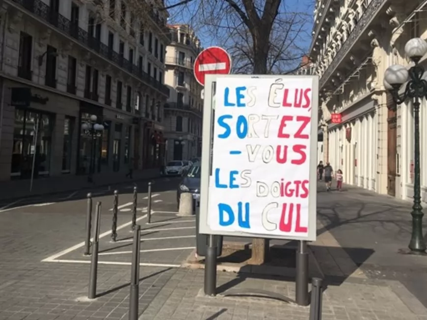 Lyon : un militant anti-pub interpell&eacute; au pied de l&rsquo;H&ocirc;tel de la M&eacute;tropole
