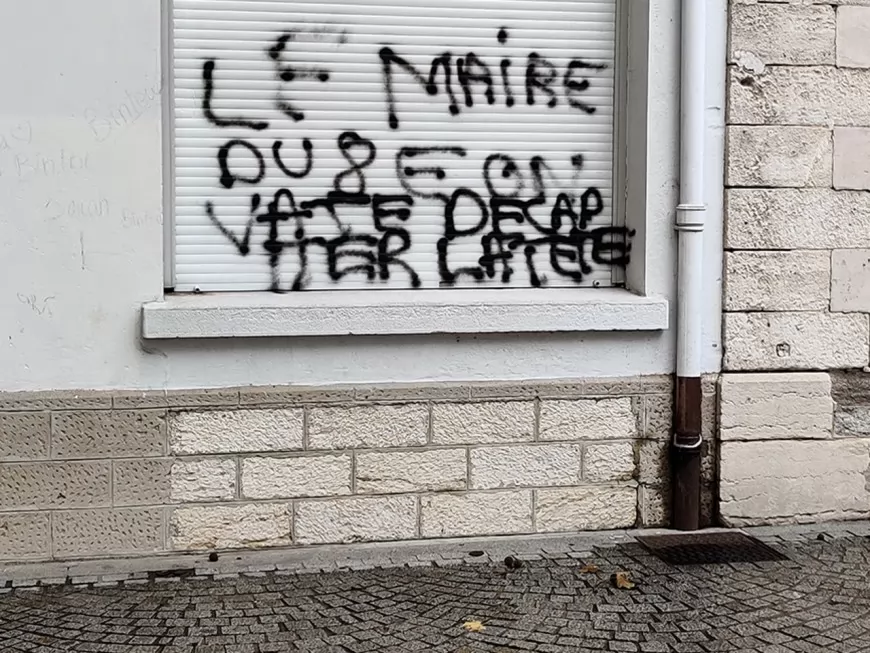 "Le maire du 8e on va te décapiter la tête" : des tags découverts sur une école à Lyon