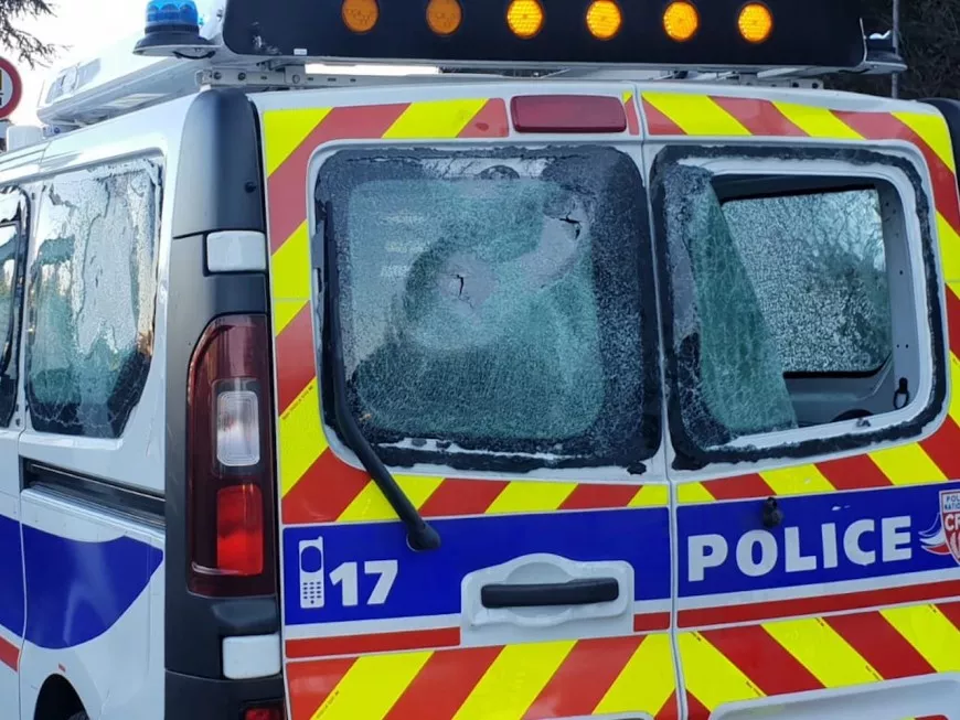 Un véhicule de police violemment pris pour cible par les casseurs, une enquête ouverte (MàJ)