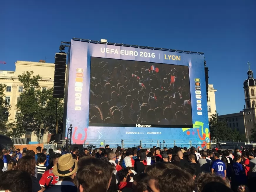 La fan-zone de la place Bellecour pleine à craquer pour la victoire des Bleus !
