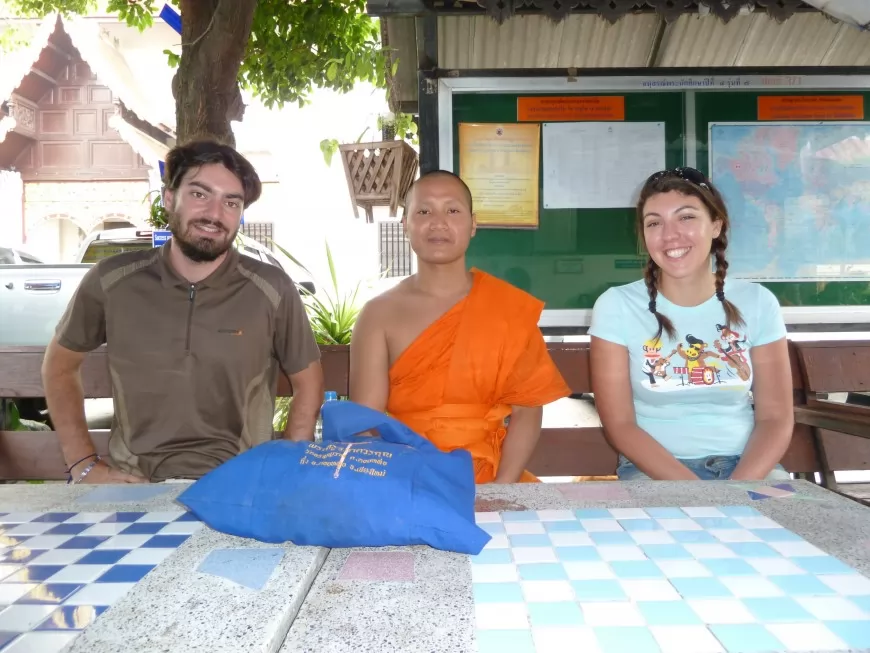 Les "globe-croqueurs" lyonnais à la rencontre d'un moine thaïlandais fan de l'OL