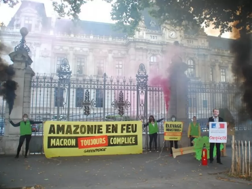 Lyon : contre la déforestation en Amazonie, Greenpeace se mobilise devant la préfecture du Rhône