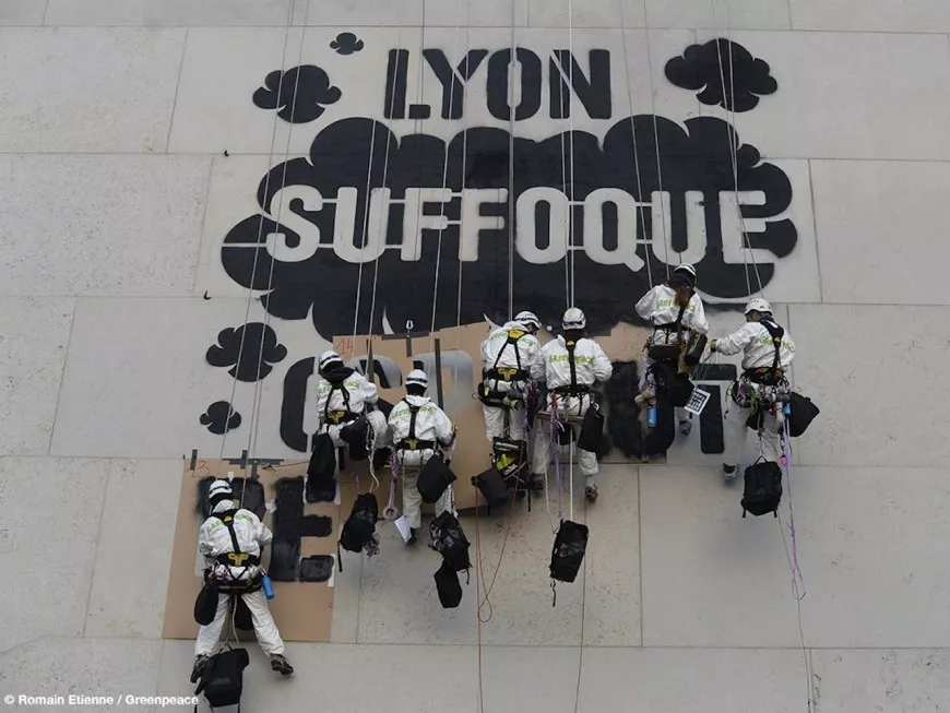 Un graff de Greenpeace pour dénoncer la pollution de l’air à Lyon