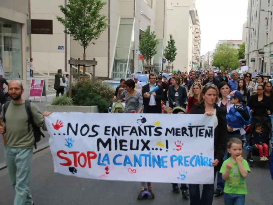 Une centaine de parents "fêtent" les deux mois sans cantine à Villeurbanne