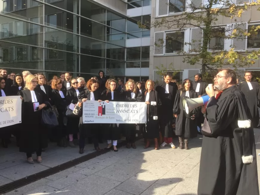 200 avocats manifestent à Lyon contre la réforme de l'aide juridictionnelle
