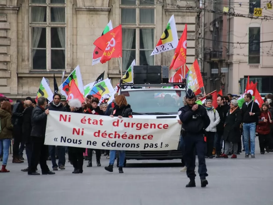 Lyon : 500 personnes d&eacute;filent contre l&rsquo;&eacute;tat d&rsquo;urgence