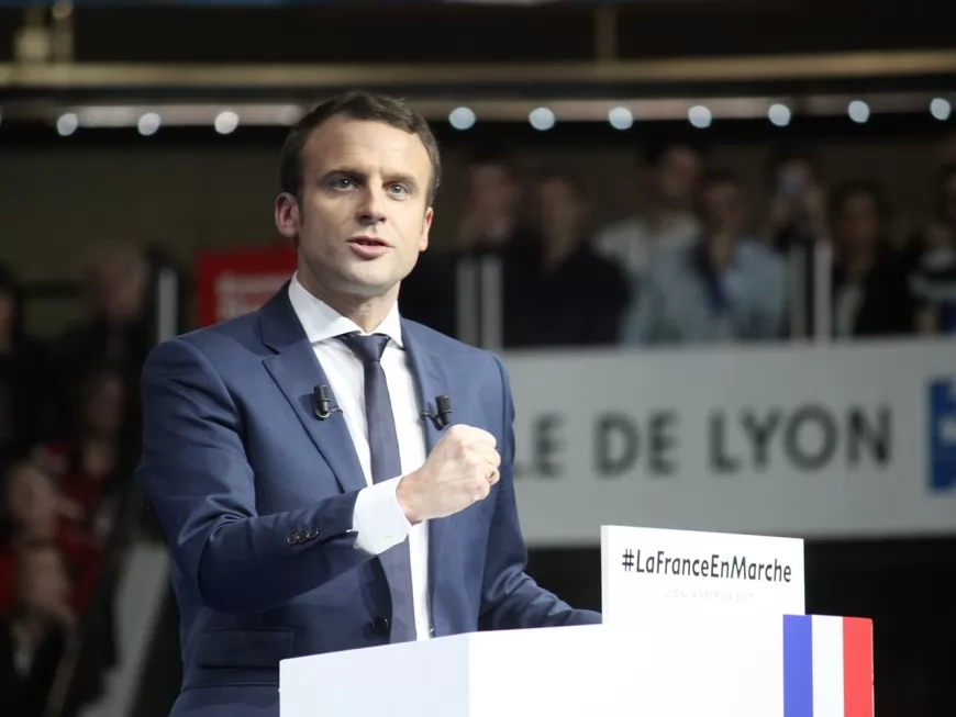 A Lyon, Macron invente le meeting avec autant de monde dehors que dedans