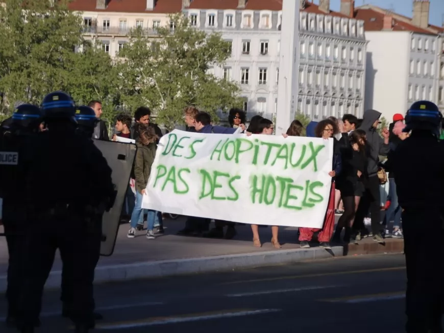 Lyon : 150 personnes opposées à Gérard Collomb et au Grand Hôtel-Dieu