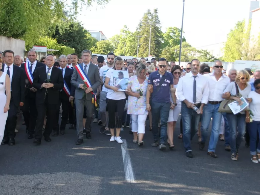 Plus de 500 personnes au rassemblement pour Herv&eacute; Cornara, victime de l&rsquo;attentat de Saint-Quentin Fallavier