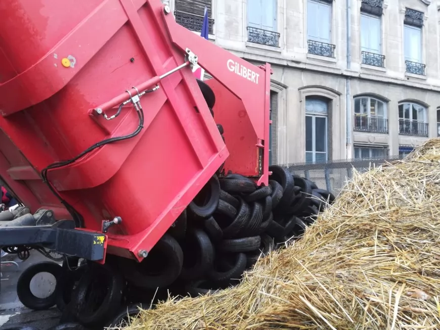 Lyon : près de 150 tracteurs rassemblés devant la Préfecture, une délégation reçue - VIDEO