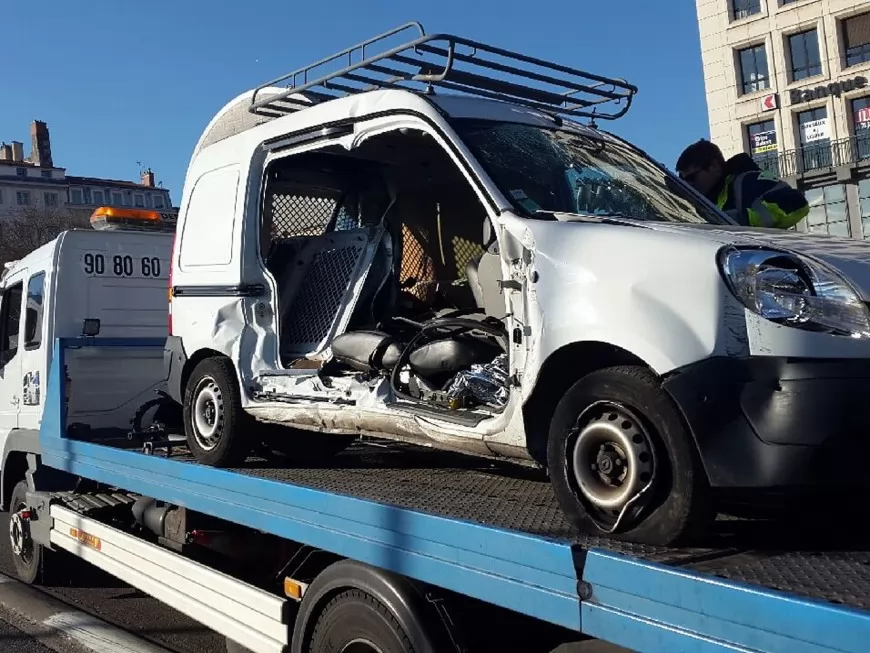 Lyon : collision entre une voiture de police et un véhicule de la Ville