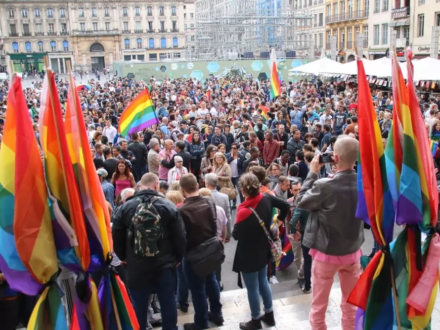 Lyon : un millier de personnes rendent hommage aux victimes d'Orlando