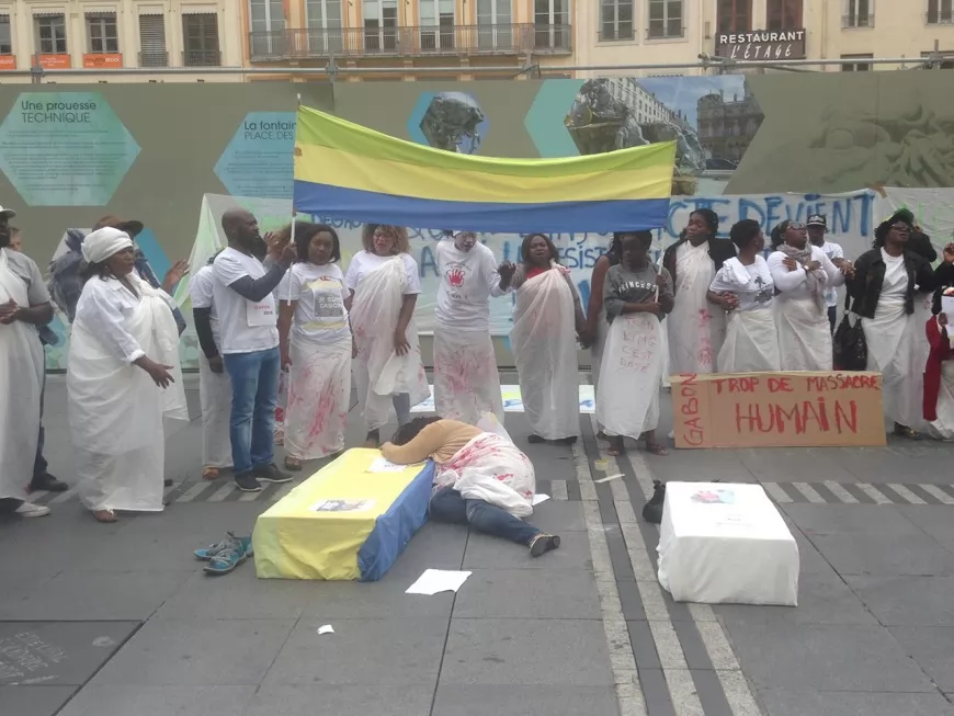 "Trop de massacres" : les Gabonais de Lyon manifestent