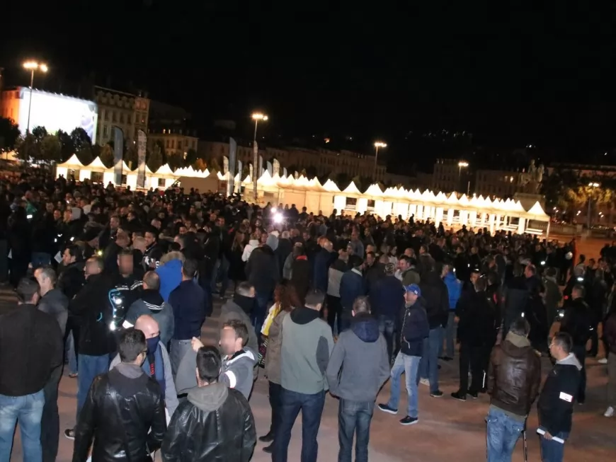600 policiers manifestent à Lyon, de nouvelles tensions à Vénissieux