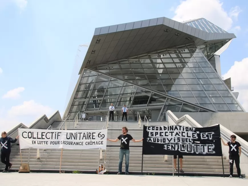 Lyon : les intermittents font une action devant le musée des Confluences