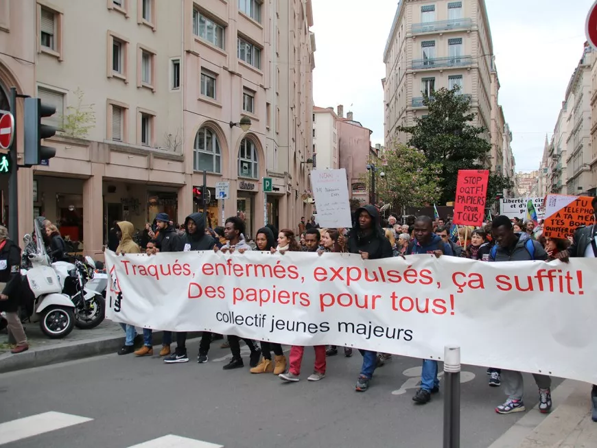 "Des papiers pour tous" : des centaines de manifestants pro-migrants à Lyon